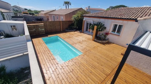 Piscine coque et terrasse bois à Lignan-sur-Orb