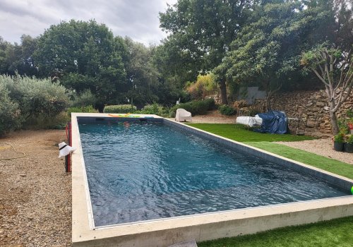 Construction d'une piscine en béton banché de 10 × 4 m à Cabrerolles