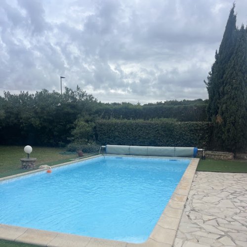 Rénover une piscine ancienne : tout ce qui se joue avant la pose du revêtement