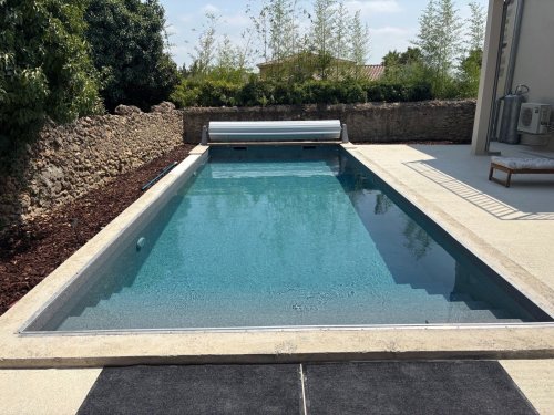 Rénovation d'une piscine béton à Autignac : PVC armé et volet roulant